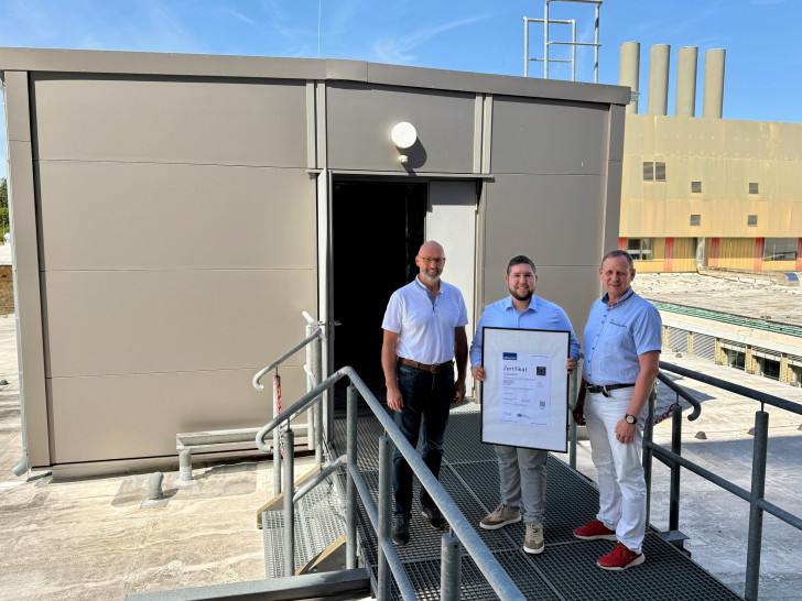 Klinikumsdirektor André Koch, Energiemanager Fabian Lange und der Technische Leiter Michael Braune mit dem neuen Zertifikat – ein wichtiger Baustein für mehr Energieeffizienz und Nachhaltigkeit im Klinikum Wolfsburg.