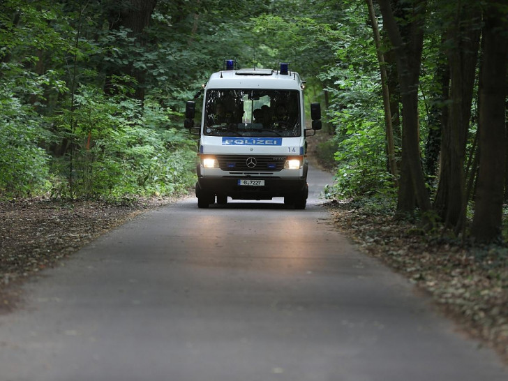 Polizeiauto im Wald bei Berlin (Archiv)