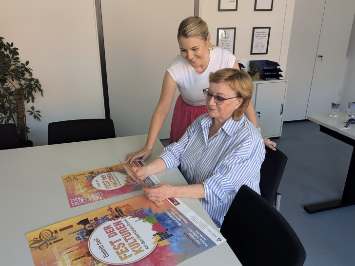 Galina Gerhart (vorne), Integrationsbeauftragte der Stadt Goslar. und Mara-Lena Macke (hinten), Fachdienstleiterin Bildung und Soziales der Stadt Goslar, planen das diesjährige Fest der Kulturen.