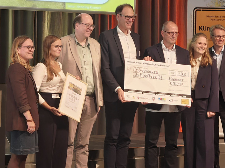 Dr. Carolin Fornaçon (Niedersächsisches Umweltministerium), Klara Krüger (Klimaschutzmanagerin der Stadt Wolfenbüttel), Christian Meyer (Umweltminister von Niedersachsen), Ingo Schulz (Geschäftsführer der Stadtwerke Wolfenbüttel), Henning Kramer (Ratsmitglied Bündnis90/Grüne und Initiator des Projektes), Tamina Reinecke (MdL Bündnis90/Grünen für den Landkreis Wolfenbüttel) und Dr. Jan Arning (Geschäftsführer des Niedersächsischen Städtetags NST) (v. li.).