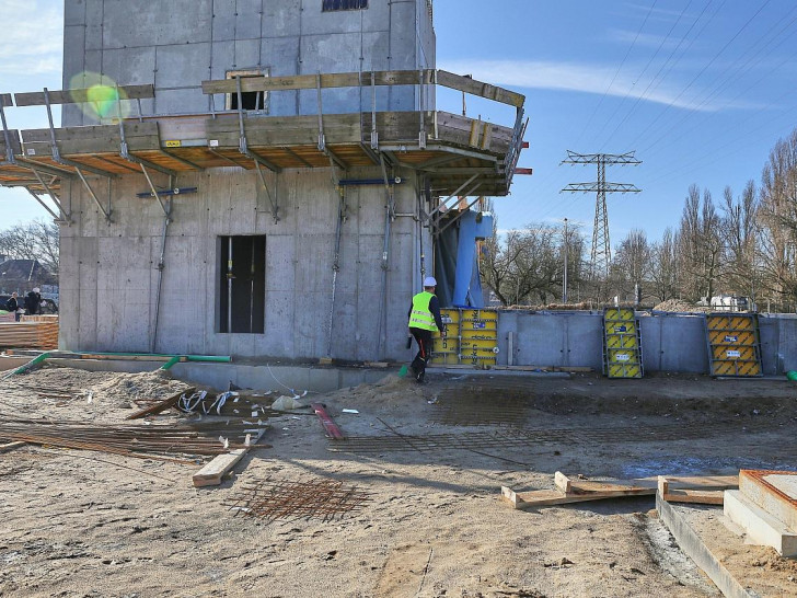 Bauarbeiter auf Baustelle (Archiv)