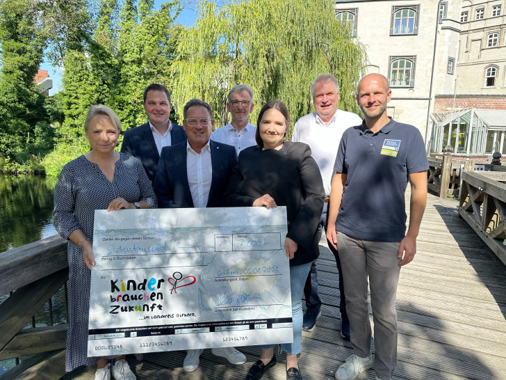 Stina Jensen (3.v.r) und Tobias Günther (r.) von der  Peter Jensen Stiftung überreichten den Spendenscheck Landrat Philipp Raulfs, Schirmherr der Initiative „Kinder brauchen Zukunft… im Landkreis Gifhorn“, Karin Single, Samtgemeindebürgermeisterin der Samtgemeinde Meinersen und Mitgründerin der Initiative, Sandro Pietrantoni, Vorstand des DRK-Kreisverbandes Gifhorn, Rolf Amelsberg vom Landkreis Gifhorn sowie Albert Meltzow, Koordinator von Kinder brauchen Zukunft… im Landkreis Gifhorn“.