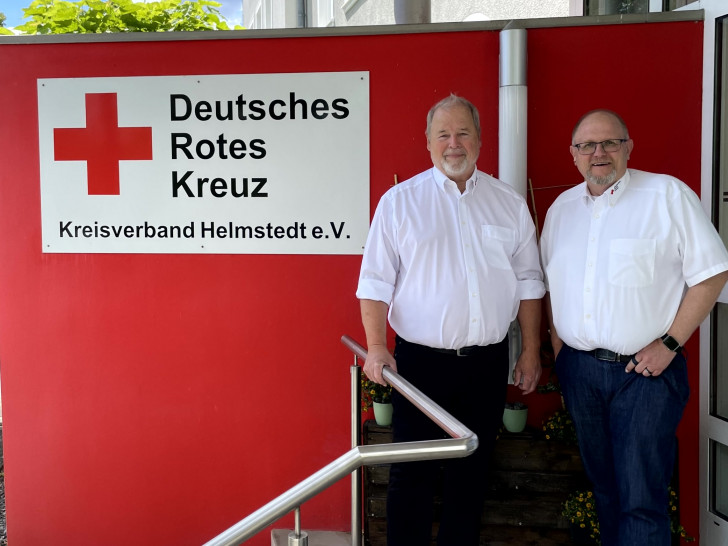 Mark-Henry Spindler und Christian Schmidt vor dem DRK Zentrum in Helmstedt.