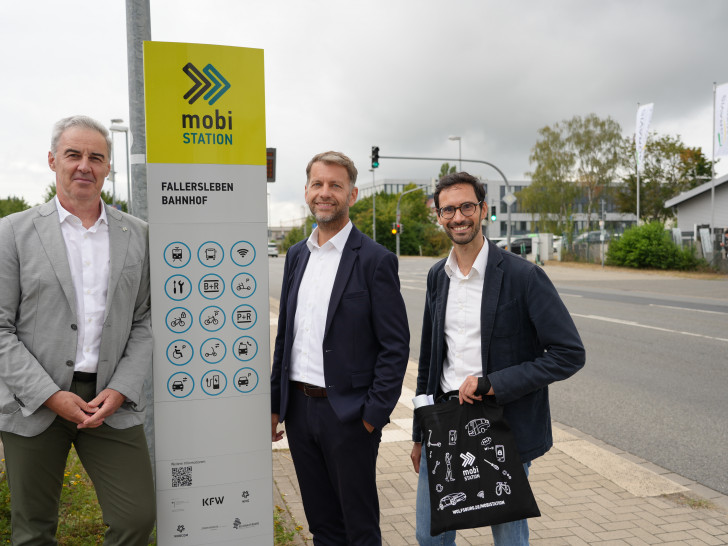 Eröffneten gemeinsam mit Vertretern aus Politik und Verwaltung die mobiSTATION am Bahnhof Fallersleben: Oberbürgermeister Dennis Weilmann (Mitte), Ralf Sygusch (Verbandsdirektor des Regionalverbands Großraum Braunschweig, links) und Marcel Hilbig (Leiter Referat Daten, Strategien, Stadtentwicklung).