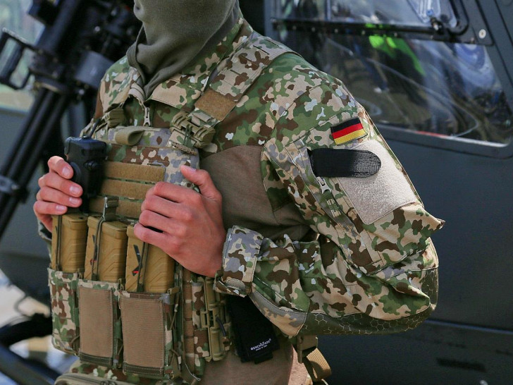 Bundeswehrsoldat in Flecktarnuniform (Archiv)