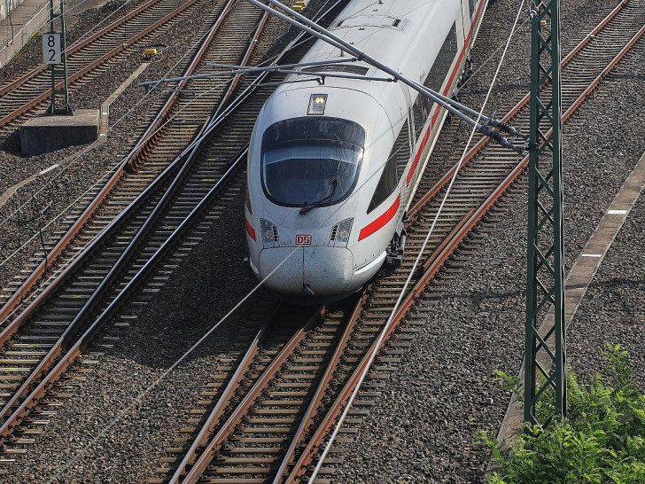 ICE T auf Bahnstrecke (Archiv)