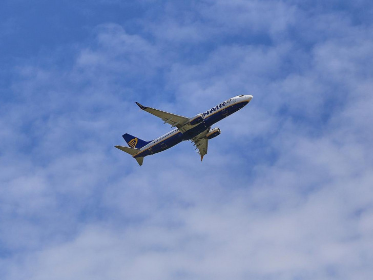 Ryanair-Flugzeug am Himmel