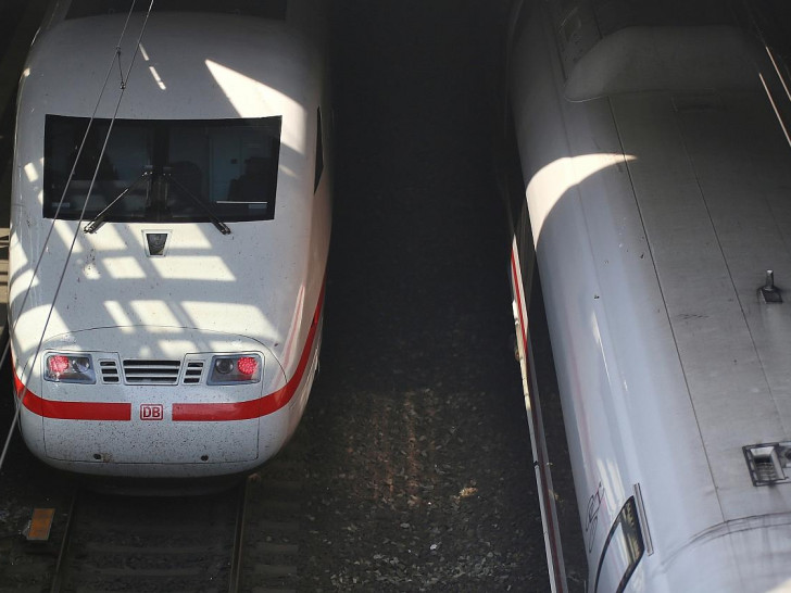 Zwei ICE-Züge im Bahnhof am 04.08.2026
