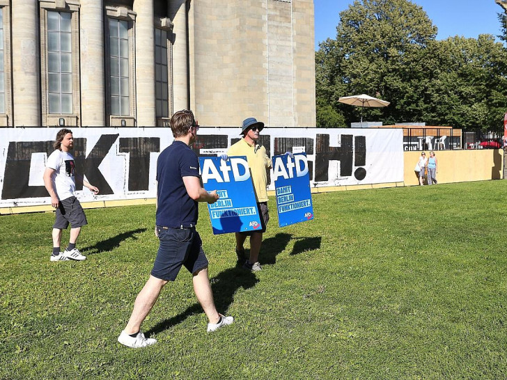 AfD-Plakate vor Berliner Volksbühne am 14.08.2026