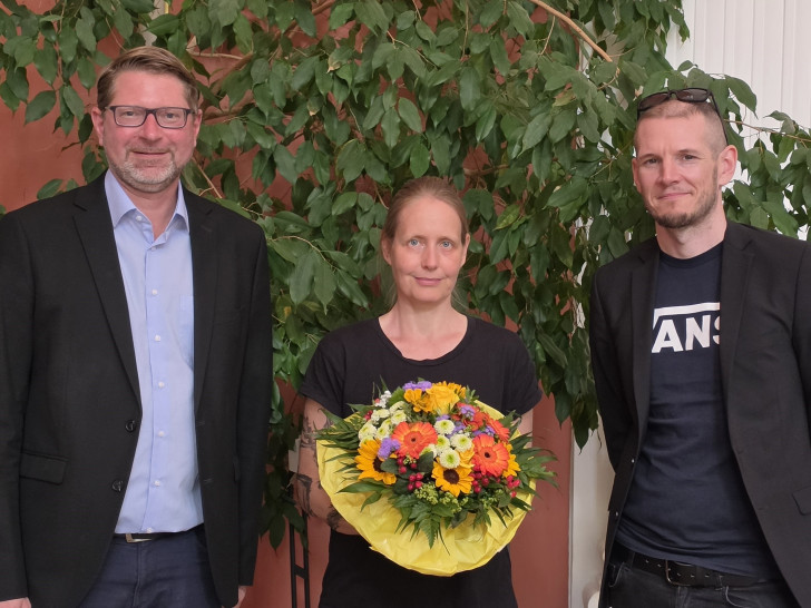 Nadine Knigge ist neue Leiterin der Grundschule Sickte und wurde von Samtgemeindebürgermeister Marco Kelb (li.) und dem Fachbereichsleiter Zentrale Dienste der Samtgemeinde Sickte, Christian Malitzki, herzlich begrüßt.