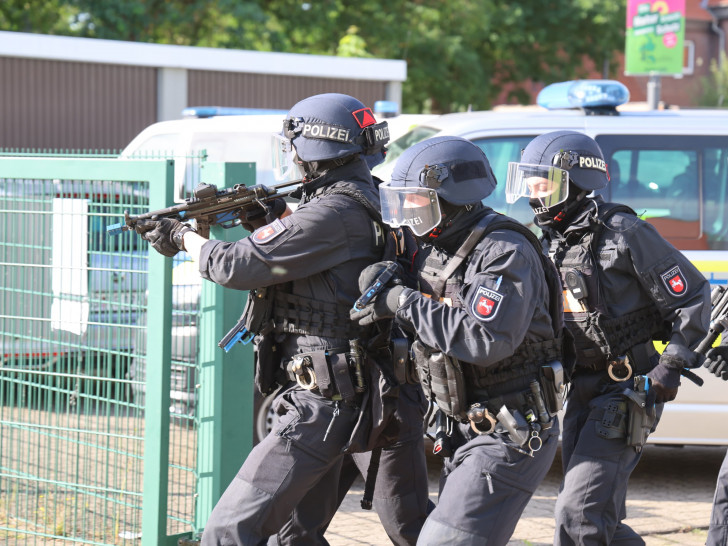 Derzeit sind schwer bewaffnete Polizisten an der Realschule zu sehen.