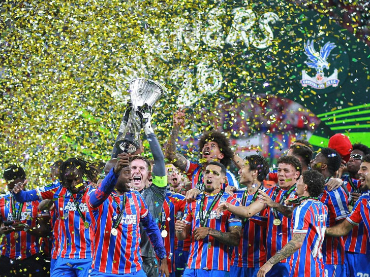 Crystal Palace mit dem Siegerpokal der UEFA Conference League (Archiv)