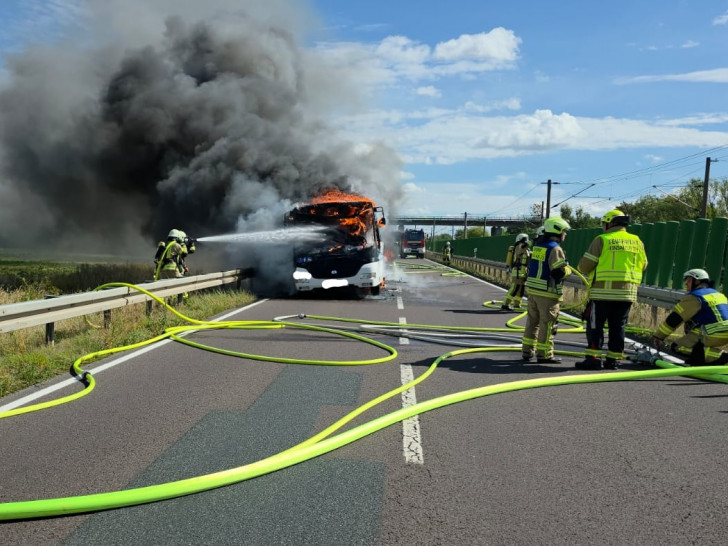 Der Bus stand in Vollbrand.