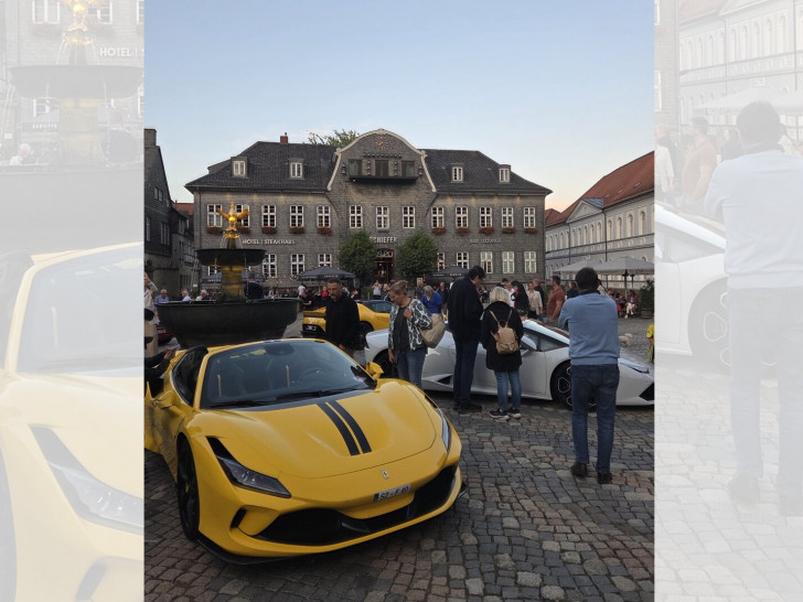 Stilvolle Ferraris unterstreichen das italienische Motto und bringen ein Stück "Bella Italia" in die Goslarer Innenstadt.