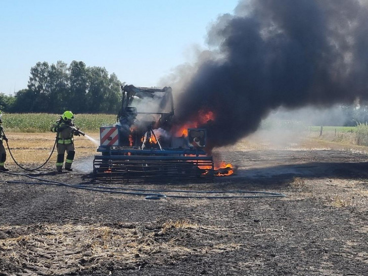 Flächenbrand nach Traktorbrand  (Archiv)