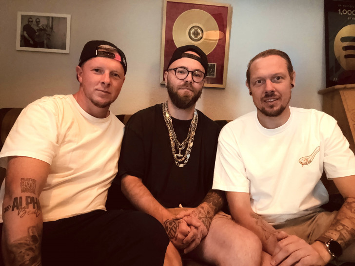 André Bohlmann (li.) und Oliver Kammler (re.) von AlphaBeat mit Linus Lüken (Bade154)