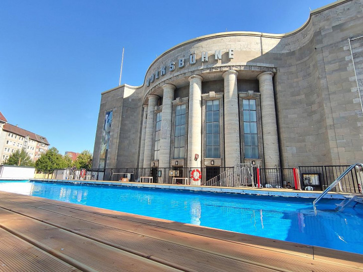 Volksbad vor der Berliner Volksbühne am 14.08.2026