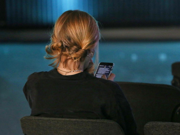 Junge Frau mit Smartphone (Archiv)