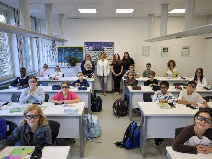 Die Gymnasiasten mit den neuen Chemie-Schutzbrillen.