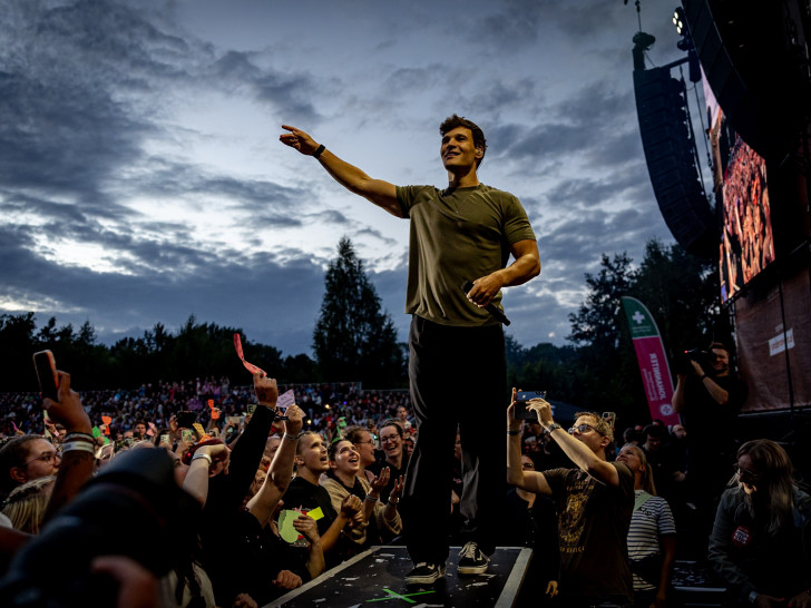 Wincent Weiss begeisterte seine Fans am Donnerstagabend auf der BRAWO Bühne.
