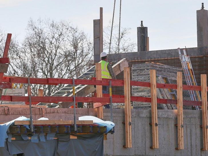 Bauarbeiter auf Baustelle (Archiv)