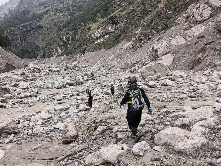 Rettungskräfte nach Sturzflut an Grenze zwischen China und Nepal im August 2026