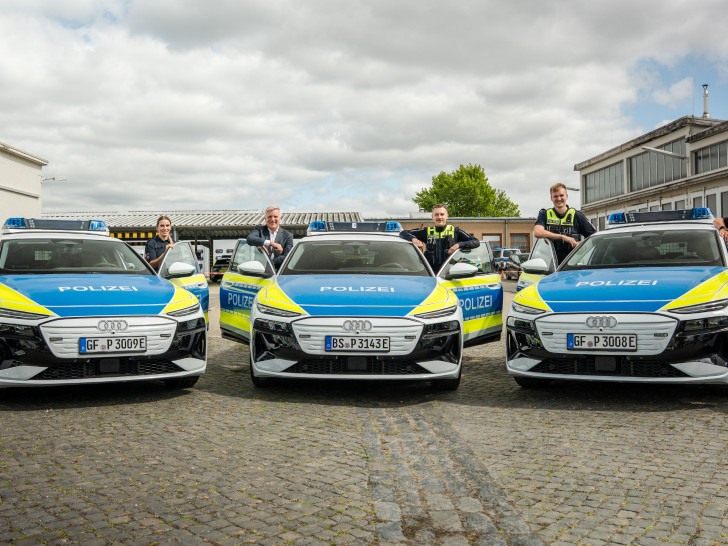 Polizeipräsident Thomas Ring empfängt mit Kolleginnen und Kollegen die neuen Fahrzeuge.