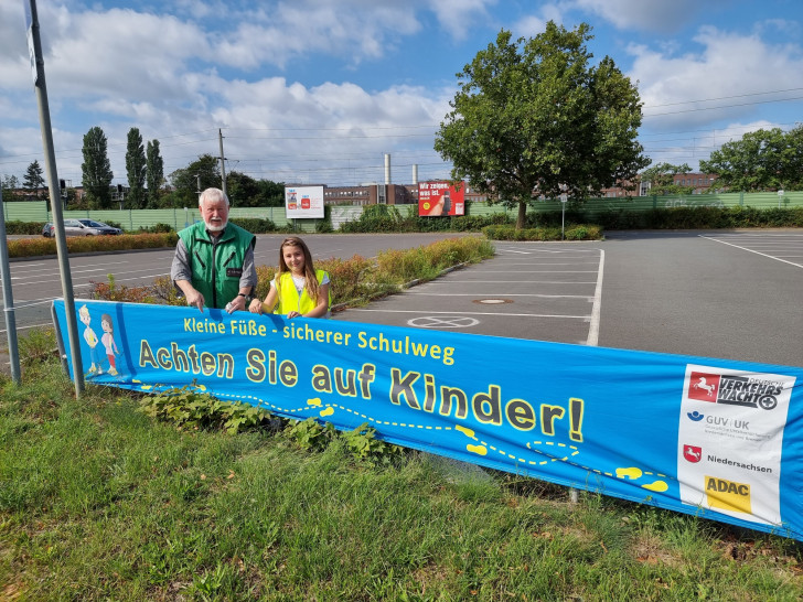 Bald ist es wieder so weit, dass die Erstklässler ihren noch neuen Schulweg antreten. Um auf diese besondere Situation aufmerksam zu machen, wird die Verkehrswacht Wolfsburg am 13. August wieder gelbe und blaue Spannbänder zu dem Thema an mehreren markanten Stellen in Wolfsburg und Umgebung anbringen.