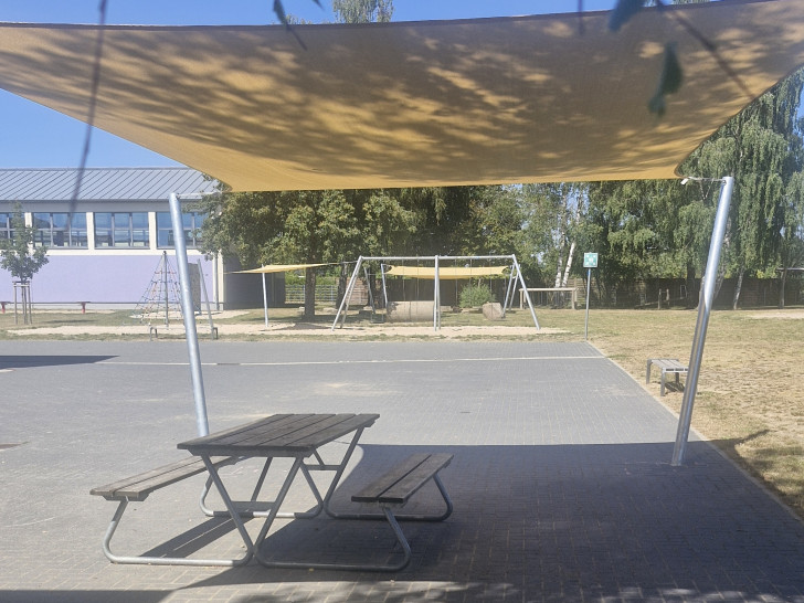 Drei Sonnensegel wurden auf dem Schulhof der Grundschule Grasleben aufgestellt.