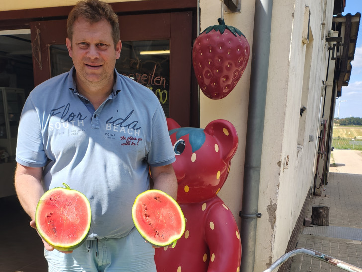 Stolz präsentiert Boris Lauenroth seine Melonenernte aus eigenem Anbau.