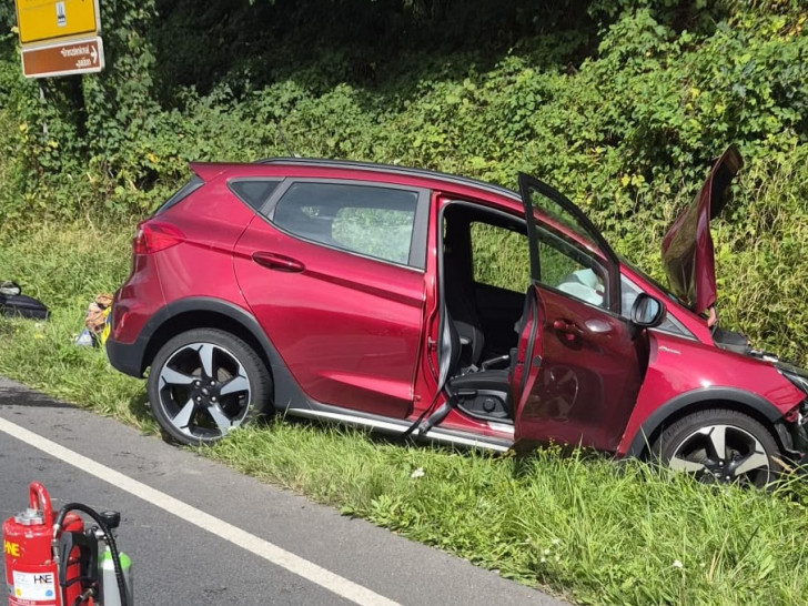 Im Auto wurden zwei Personen verletzt.