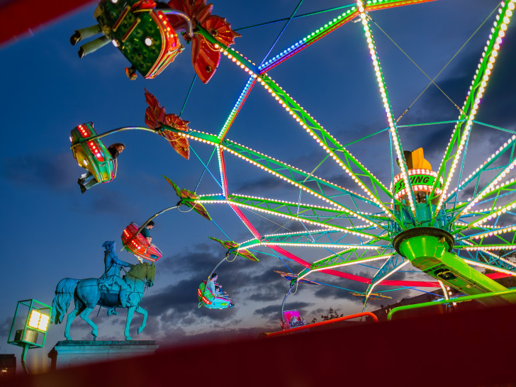 Das stadtsommervergnügen lädt mit Fahrgeschäften, Spielständen und Imbissangeboten vom 28. August bis zum 6. September in die Braunschweiger Innenstadt ein.