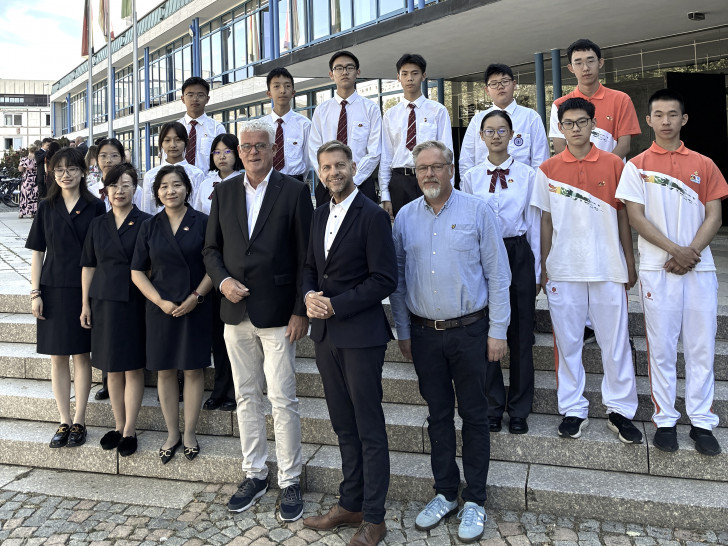Oberbürgermeister Dennis Weilmann empfing Schüler aus China.