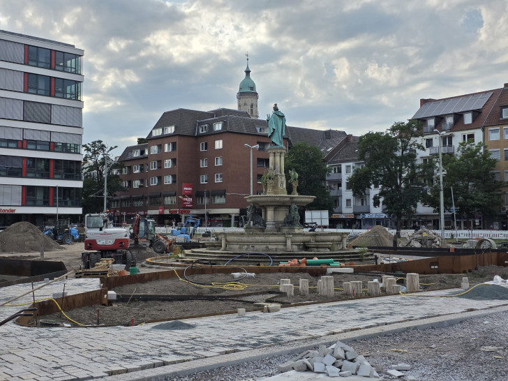Die Pflasterarbeiten am Hagenmarkt schreiten voran.