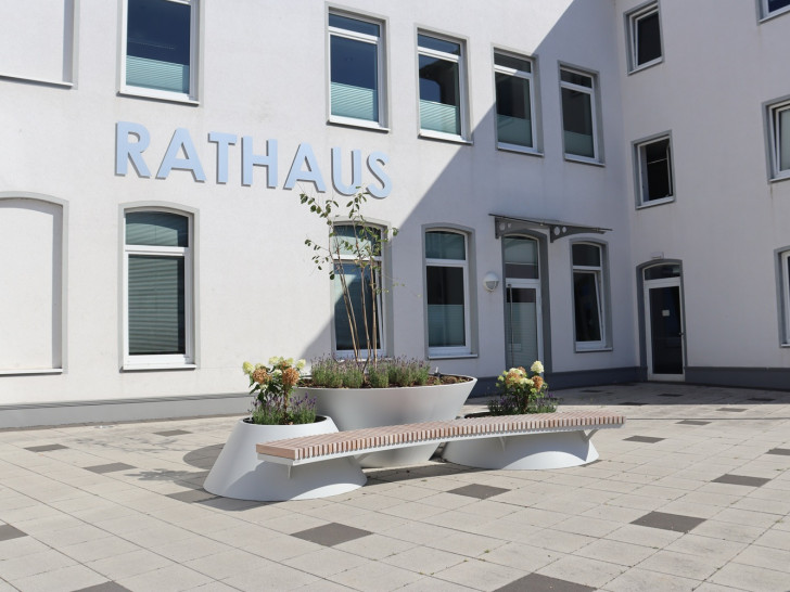 Die neue Pflanzinsel vor dem Vechelder Rathaus.