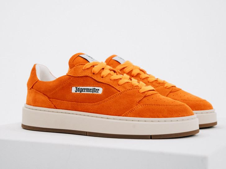 Jägermeister bringt seinen eigenen Sneaker „The Curt“ auf den Markt.