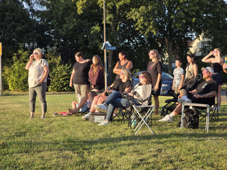 Überall in der Region blicken die Menschen gemeinsam zum Himmel – wie hier in Adersheim.
