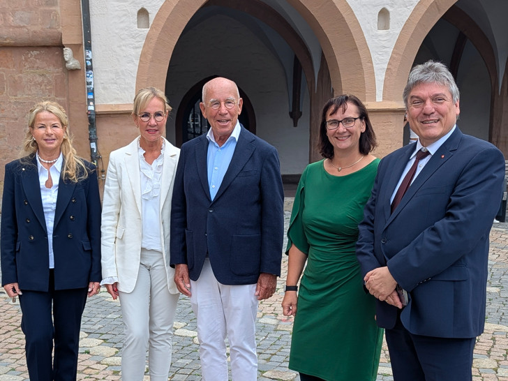 Hans-Joachim Tessner (Mitte) und seine Tochter Anke Tessner-Schreyeck (2. v. li.) freuen sich mit Staatssekretär Prof. Dr. Joachim Schachtner (v. re.), Dr.- Ing. Sylvia Schattauer und Oberbürgermeisterin Urte Schwerdtner auf das Zukunftsprojekt Uni-Campus und stellen dafür über ihre Stiftung die finanziellen Mittel zur Verfügung.