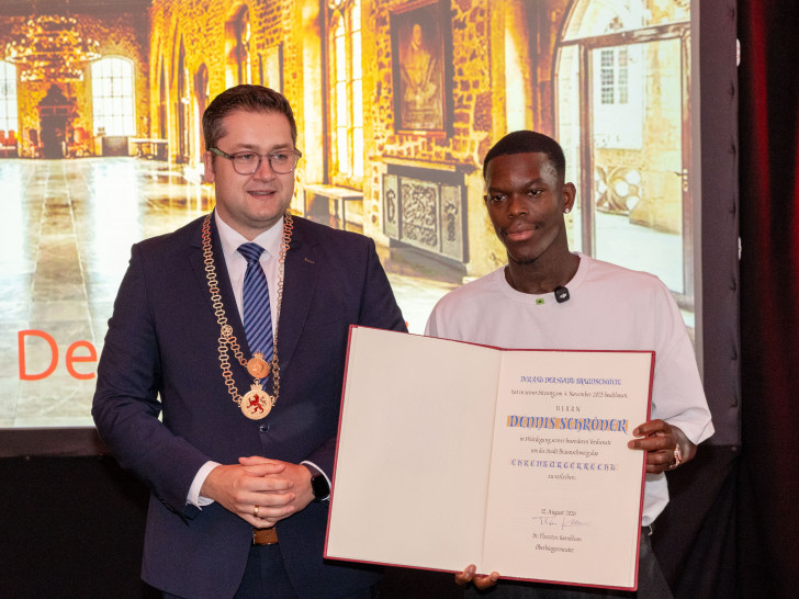 Braunschweigs Oberbürgermeister Dr. Thorsten Kornblum überreichte dem sichtlich gerührten Dennis Schröder den Ehrenbürgerbrief.