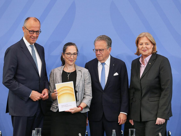 Übergabe des Berichts der Rentenkommission (Archiv)