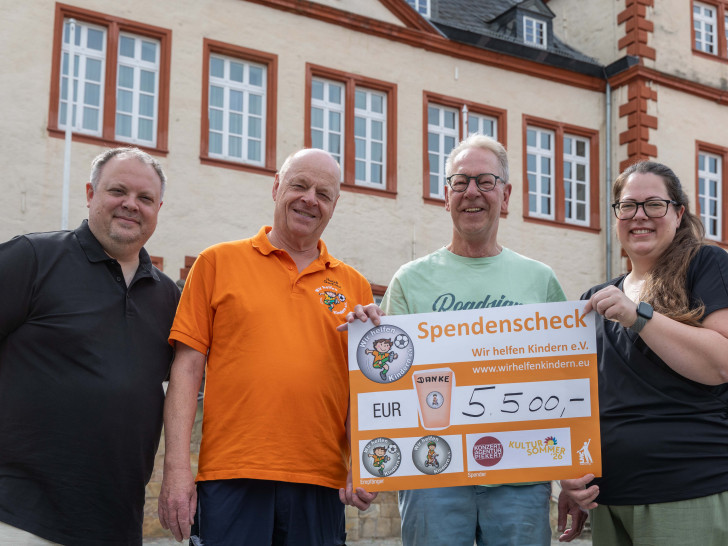 Der Spendenschek über 5500 Euro: Über die Aktion freuen sich (v.li.): Fabian Piekert, Hagü Gerhold, Volker Machura und Maren Piekert.