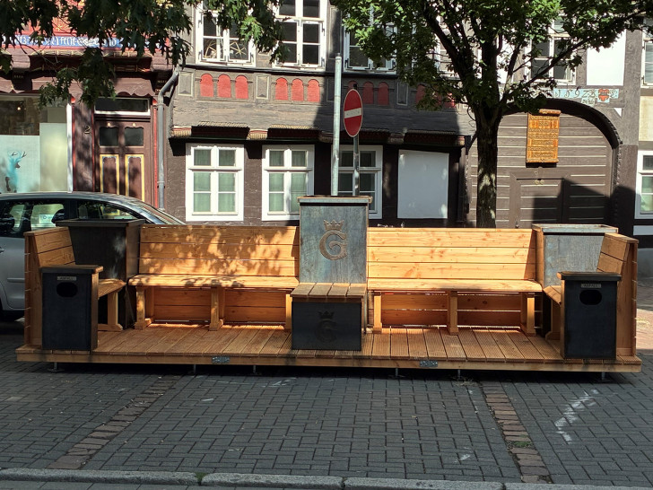 Die neue Gastro- und Außenfläche am Sperlingsplatz nimmt Gestalt an: Das Mobiliar ist aufgestellt – in Kürze folgt die Bepflanzung.
