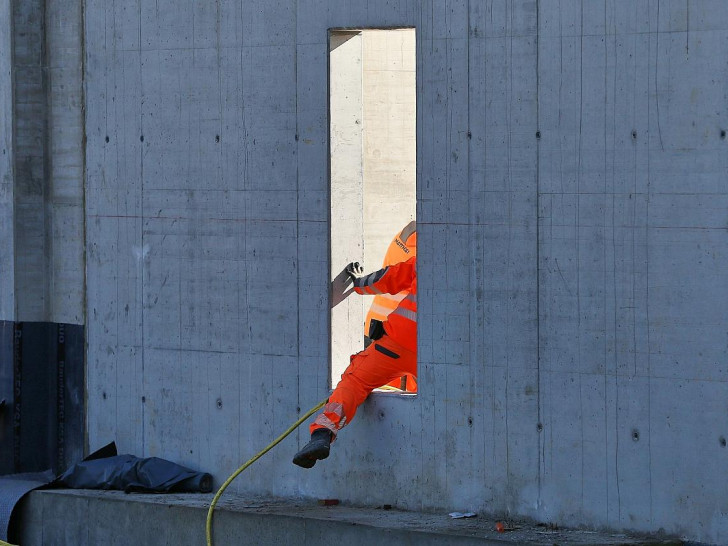 Bauarbeiter auf Baustelle (Archiv)