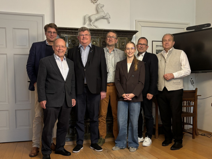Bei der Gesellschaftsgründung (v.li.): Philipp Sticherling (Beurkundender Notar), Lothar Hagebölling (Berater der WRH), Alexander Hoppe (Bürgermeister der Stadt Königslutter am Elm), Christian Burgart (Geschäftsführer der Projektgesellschaft), Cassina Mönch (Prokuristin der Projektgesellschaft), Thomas Klein (Geschäftsführer der Wirtschaftsregion Helmstedt) und Gerhard Radeck (Landrat des Landkreises Helmstedt).