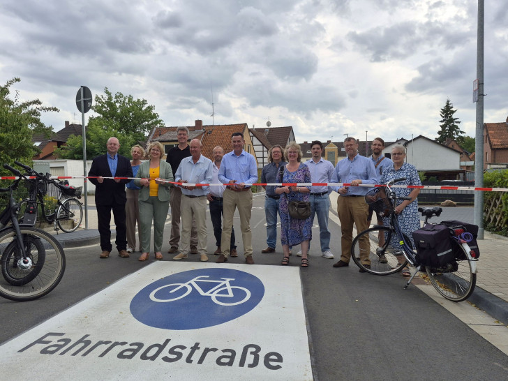 Vertreterinnen und Vertreter aus Politik und Verwaltung eröffnen die erste Fahrradstraße Gifhorns in der Fritz-Reuter-Straße.