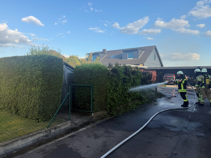 Bei Gartenarbeiten war die Hecke in Brand geraten.