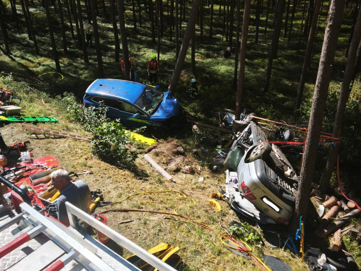 Die Autos wurden eine Böschung hinunter geschleudert.