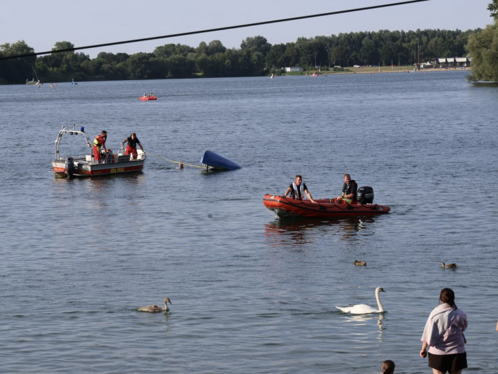Große Aufregung am frühen Abend am Salzgittersee. Ein gekentertes Kanu rief die Einsatzkräfte von Polizei, Feuerwehr und Rettungsdienst an das Seeufer.