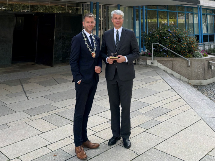 Bundesverkehrsminister Steffen Bilger (re.) mit Oberbürgermeister Dennis Weilmann vor dem Wolfsburger Rathaus.