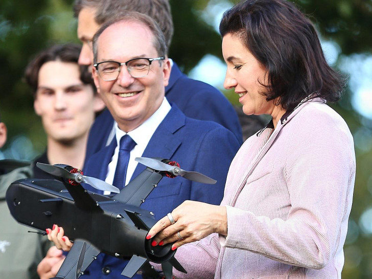Alexander Dobrindt und Dorothee Bär mit einer Drohne am 25.08.2026